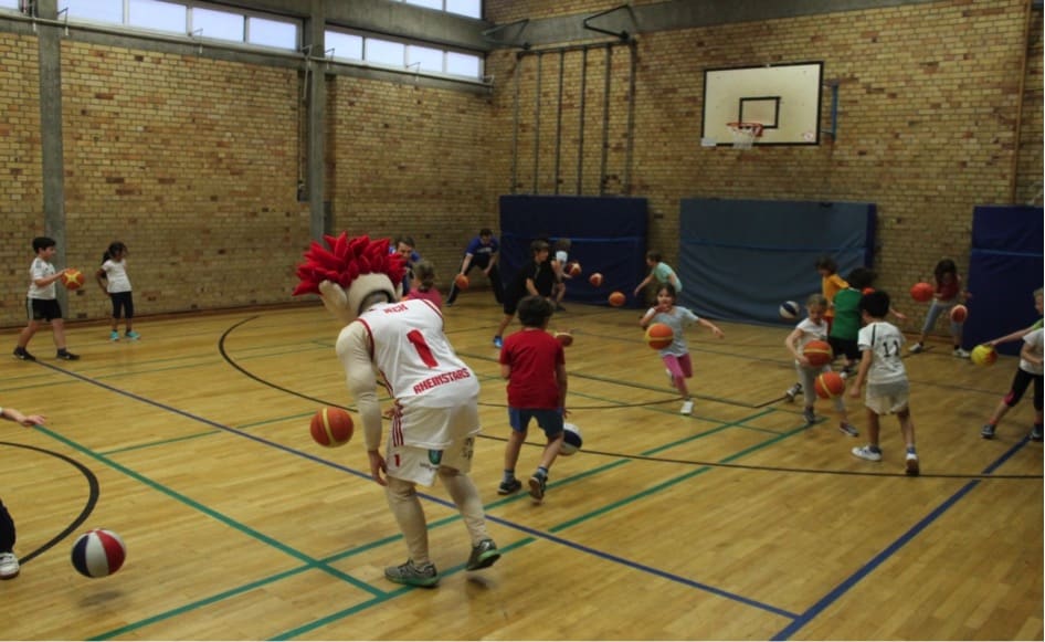 RheinStars Köln Basketballtraining mit Kindern in einer Sporthalle.