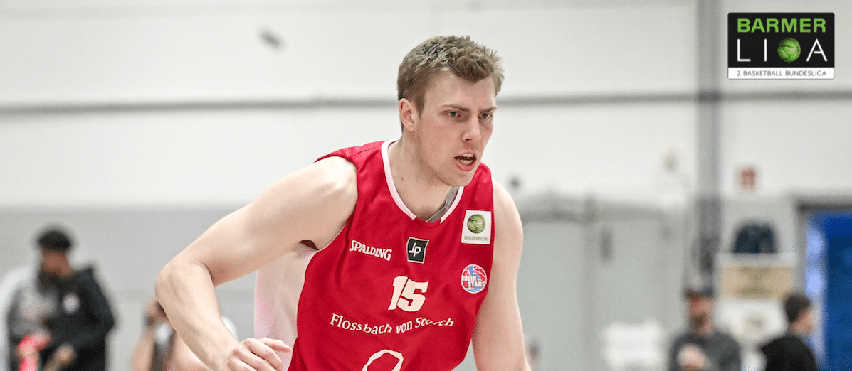 Basketballspieler der RheinStars Köln in rotem Trikot Nummer 15 während eines Spiels in der Barmer Liga.