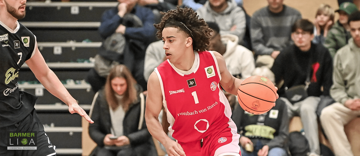 Basketballspieler der RheinStars Köln in rotem Trikot mit Nummer 1 dribbelt während eines Spiels.