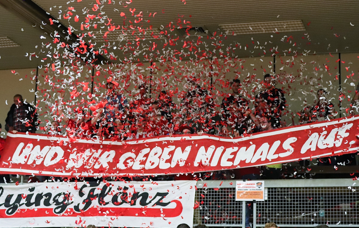 Konfettiregen in der Halle der RheinStars Köln mit rot-weißen Bannern und jubelnden Fans.