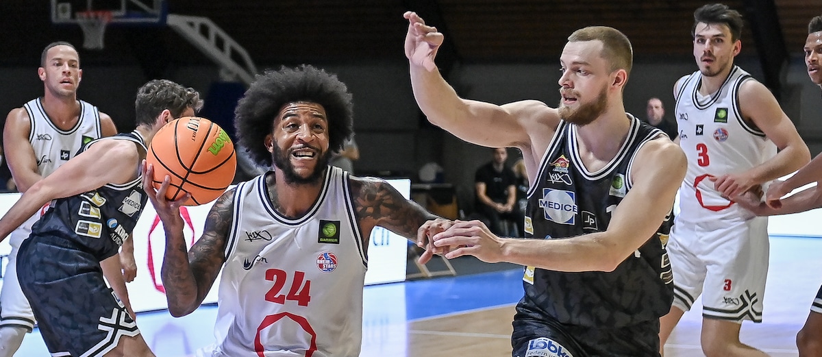 Basketballspieler der RheinStars Köln in weißen Trikots während eines Spiels.