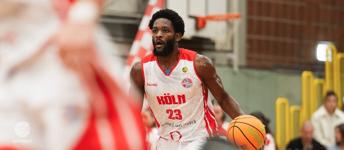 Basketballspieler der RheinStars Köln mit Nummer 23 dribbelt den Ball.