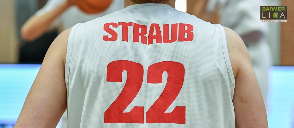 Rückansicht eines Basketballspielers der RheinStars Köln mit Trikot Nummer 22 „Straub".