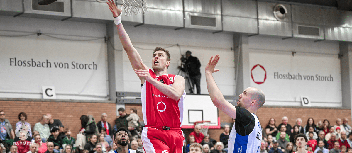 Basketballspieler der RheinStars Köln wirft Ball in Sporthalle Flossbach von Storch.