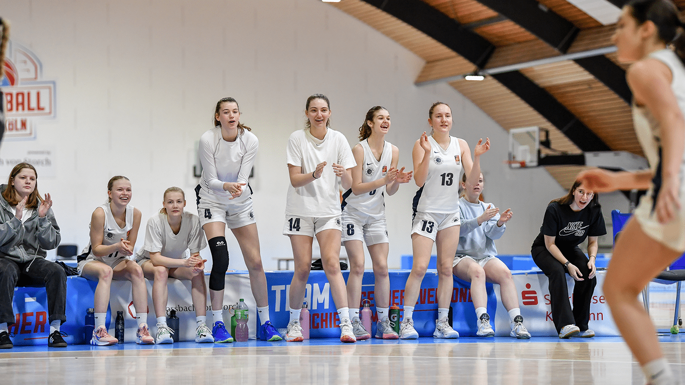 Volleyballteam der RheinStars Köln jubelt auf der Spielfeldbank während eines Matches.