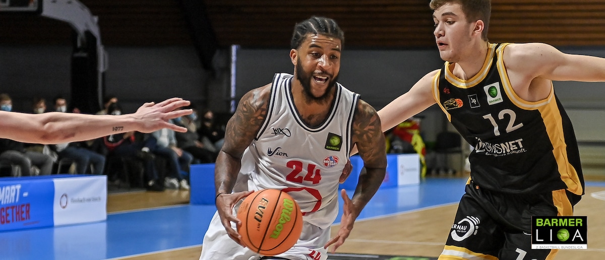 Basketballspieler der RheinStars Köln dribbelt gegen verteidigenden Gegner.