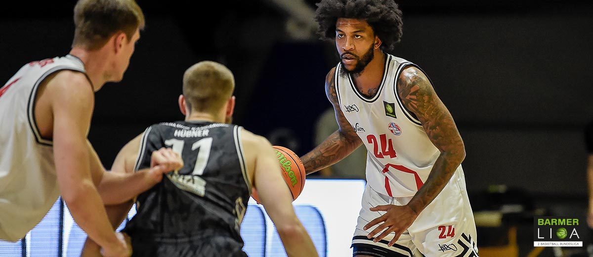 Flo Wendeler stellt einen Block für Ron Mvouika