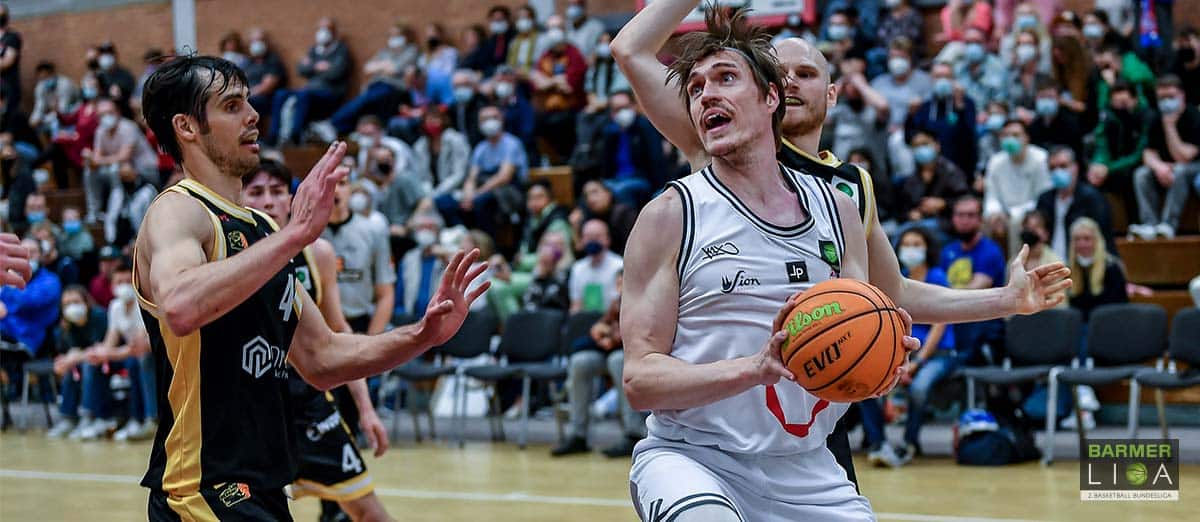 Flo Wendeler zieht im Spiel gegen Bernau zum Korb.