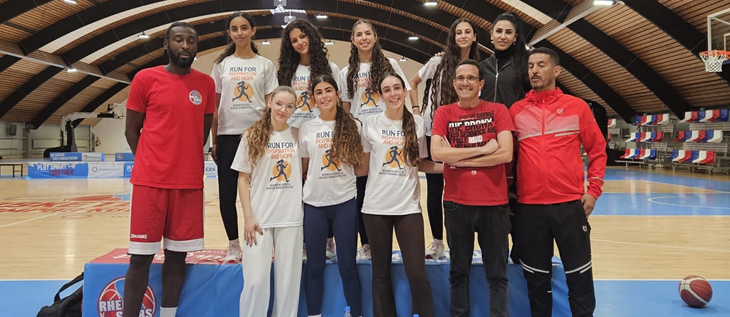 Mannschaftsfoto der RheinStars Köln Basketballmannschaft in einer Sporthalle.