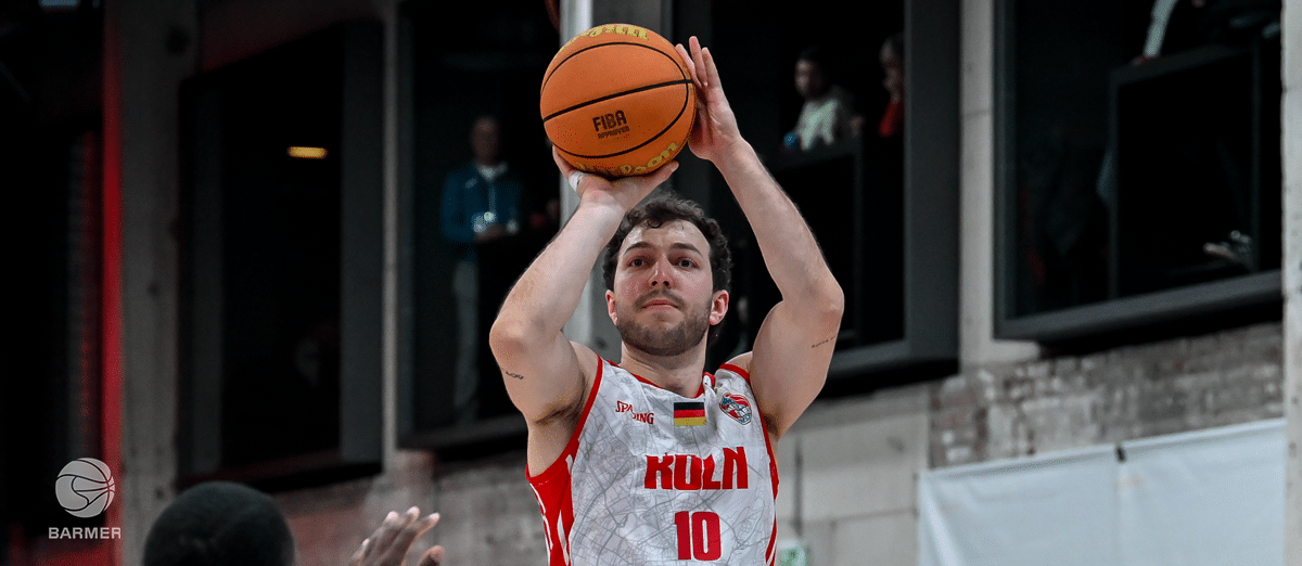 Basketballspieler der RheinStars Köln wirft Ball aus der Distanz.