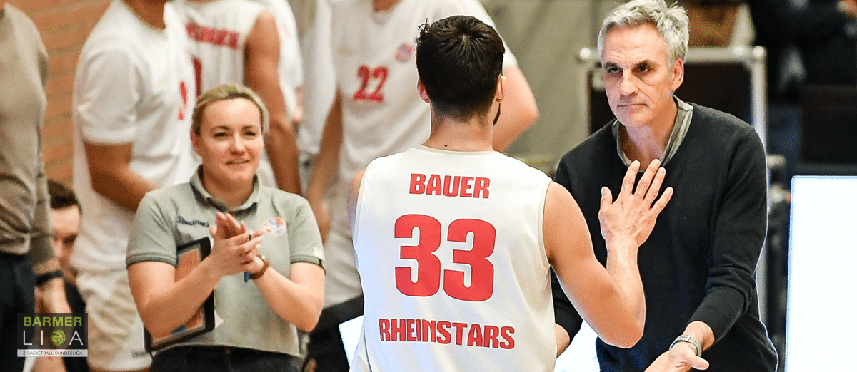 Coach spricht mit Spieler Bauer 33 der RheinStars Köln während eines Spiels.