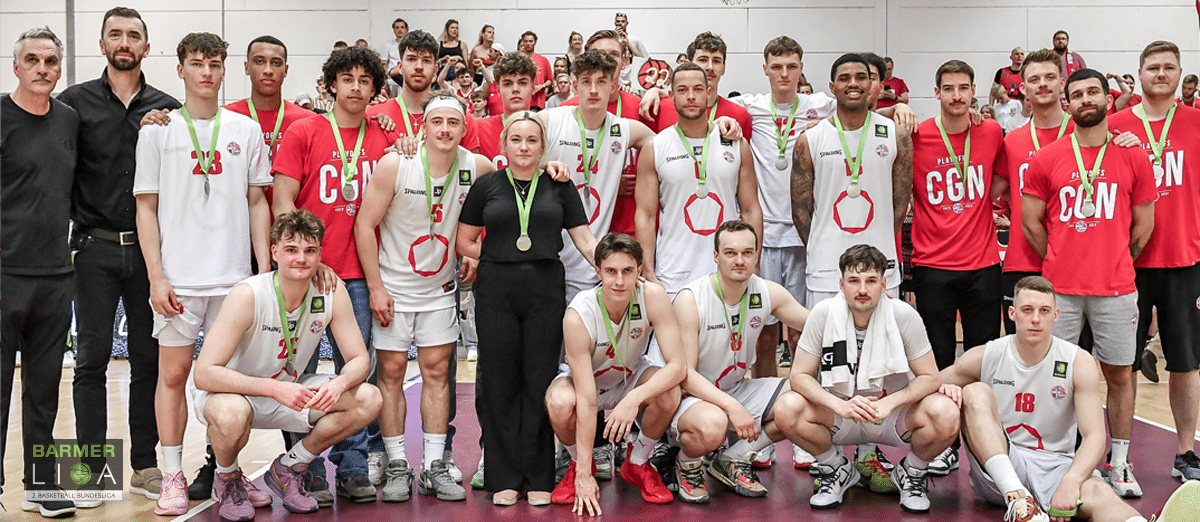RheinStars Köln Basketballmannschaft mit Medaillen nach Turniersieg in Sporthalle.