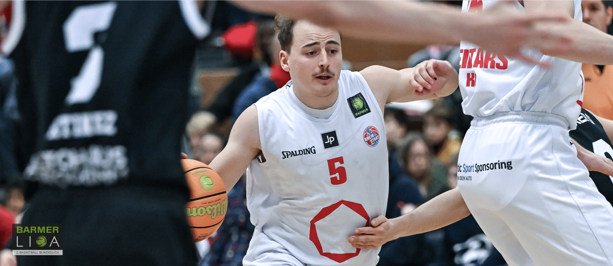 Basketballspieler der RheinStars Köln mit Nummer 5 dribbelt mit Ball während eines Spiels.
