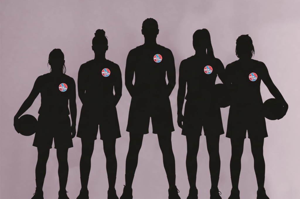 Fünf Silhouetten von Basketballspielern der RheinStars Köln vor grauem Hintergrund.
