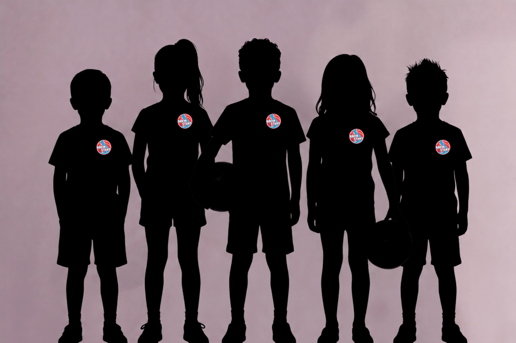 Fünf Silhouetten von Kindern in RheinStars-Köln-Trainingsshirts vor grauem Hintergrund.
