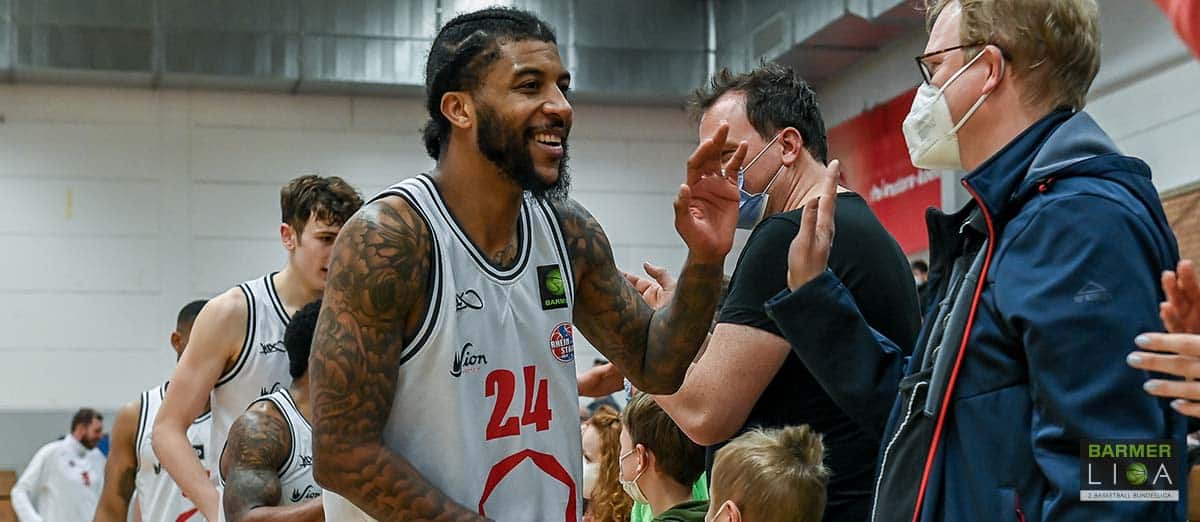 Ron Mvouika klatscht die Fans ab