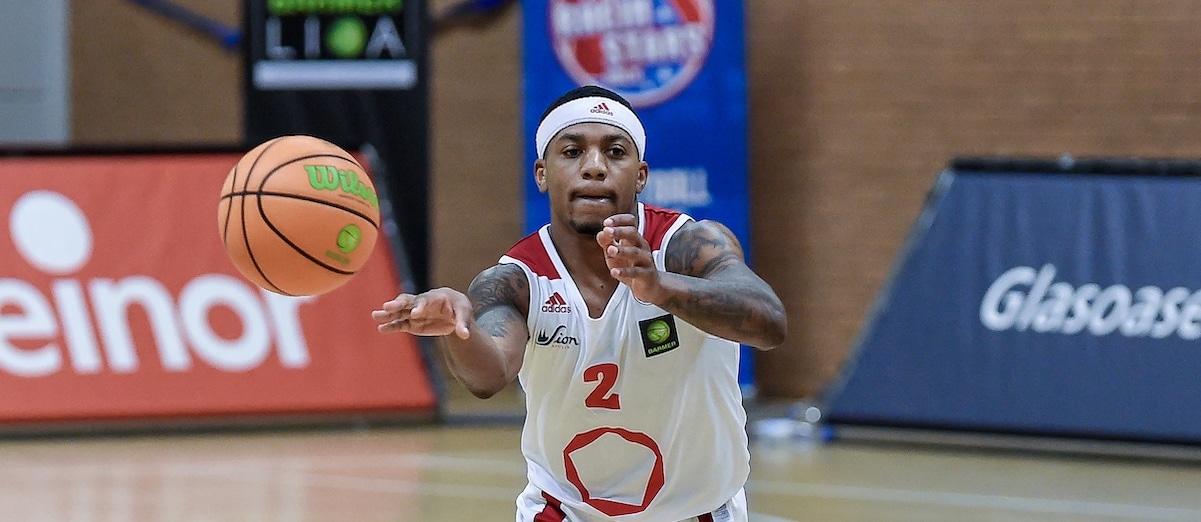 Basketballspieler der RheinStars Köln passt den Ball während eines Spiels.