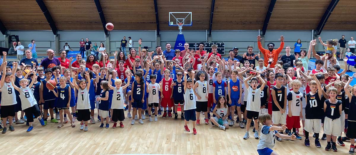 Die Kids freuen sich nach der U10 EM im Campus