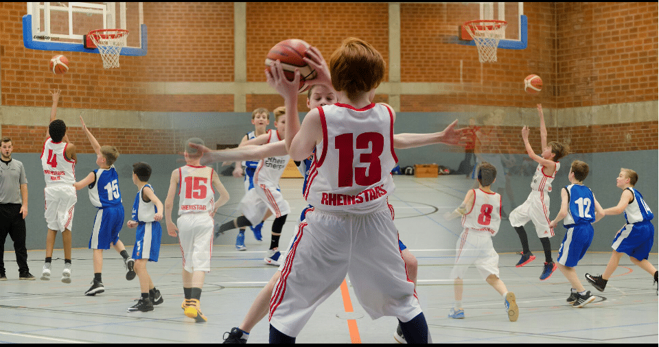 Junge Basketballspieler der RheinStars Köln beim Trainingsspiel in der Sporthalle.