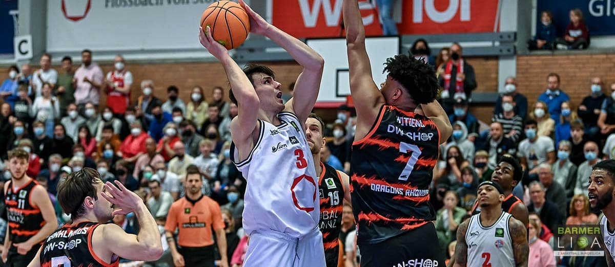 Yannick Kneesch zieht zum Korb.